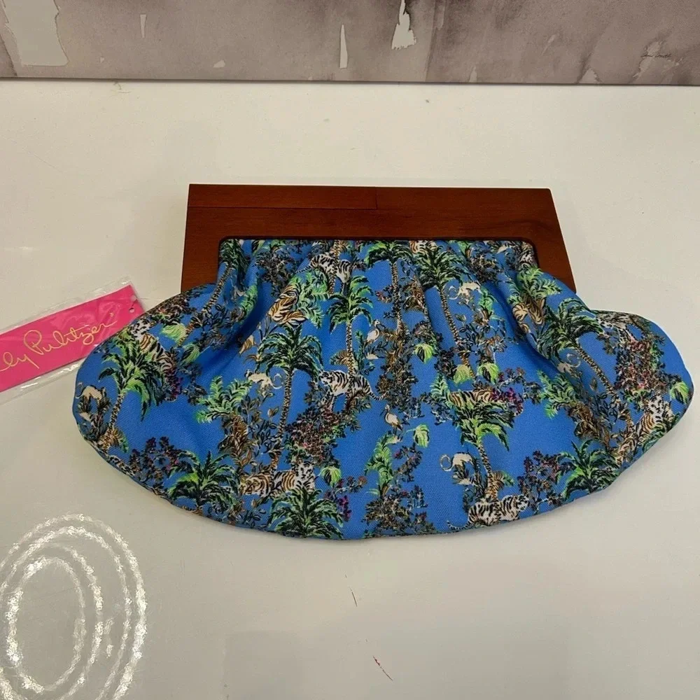 ! Lilly pulitzer gwp clutch Sun Shui Shing!